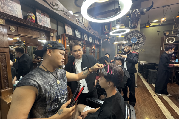 Tiệm cắt tóc hot tại tân bình
